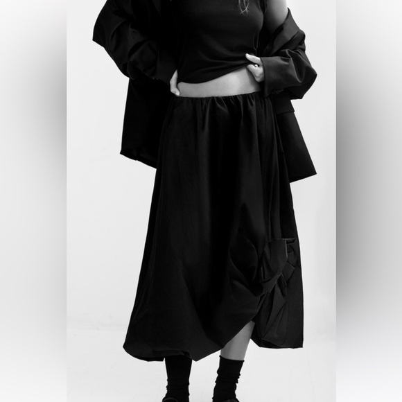 NWT Zara bubble midi skirt with bow. Black. Medium. - Picture 2 of 6